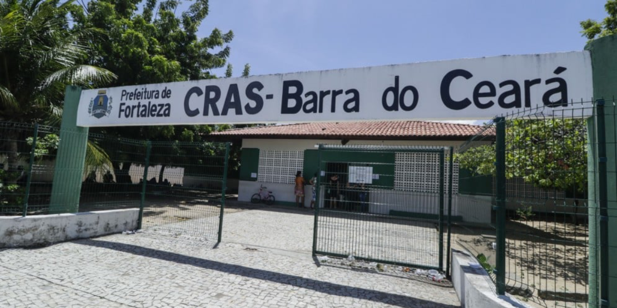 Entrada do cras barra do ceará em fortaleza, com placa visível e pessoas em frente ao prédio.