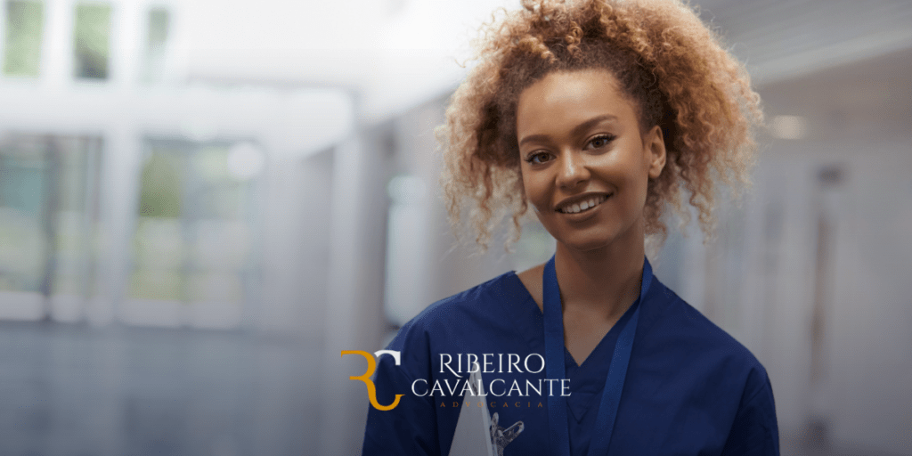 Jovem profissional de saúde sorridente com uniforme azul, logo ribeiro cavalcante advocacia no fundo.