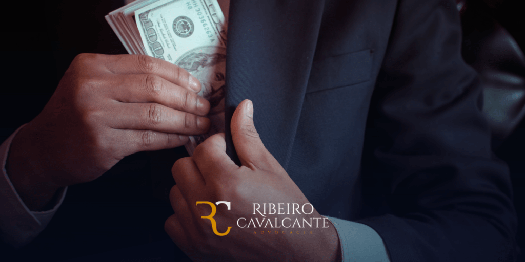 Homem de terno guarda notas de dólar no bolso com logotipo ribeiro cavalcante advocacia, especialista em direito previdenciário e cível.