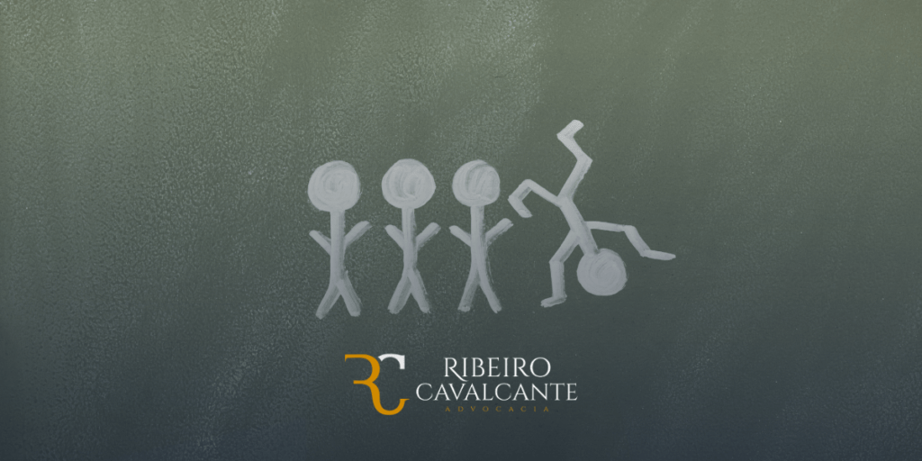 Desenho de figuras humanas e logotipo do escritório de advocacia ribeiro cavalcante em fundo verde escuro.