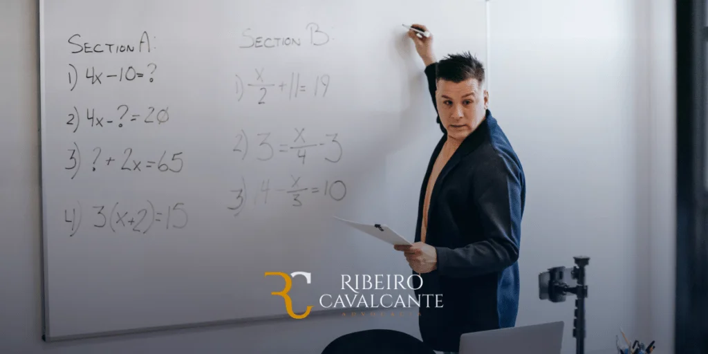 Homem dando aula de matemática com equações no quadro branco enquanto segura uma folha, logo ribeiro cavalcante advocacia.