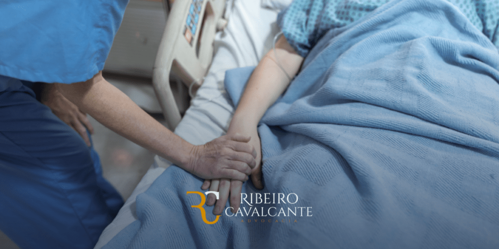 Profissional de saúde segurando a mão de um paciente em leito hospitalar, com logotipo ribeiro cavalcante advocacia.