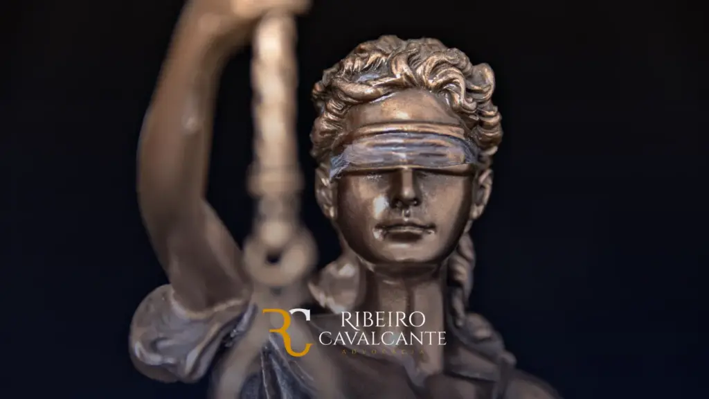 Estátua de bronze da deusa Justiça com balança