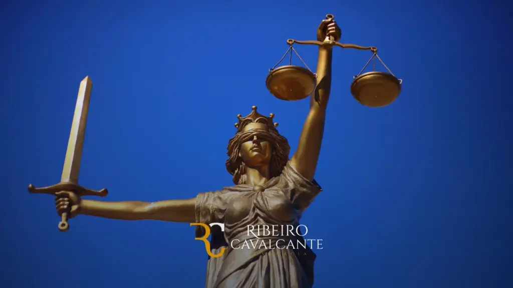 Estátua da Justiça dourada contra céu azul