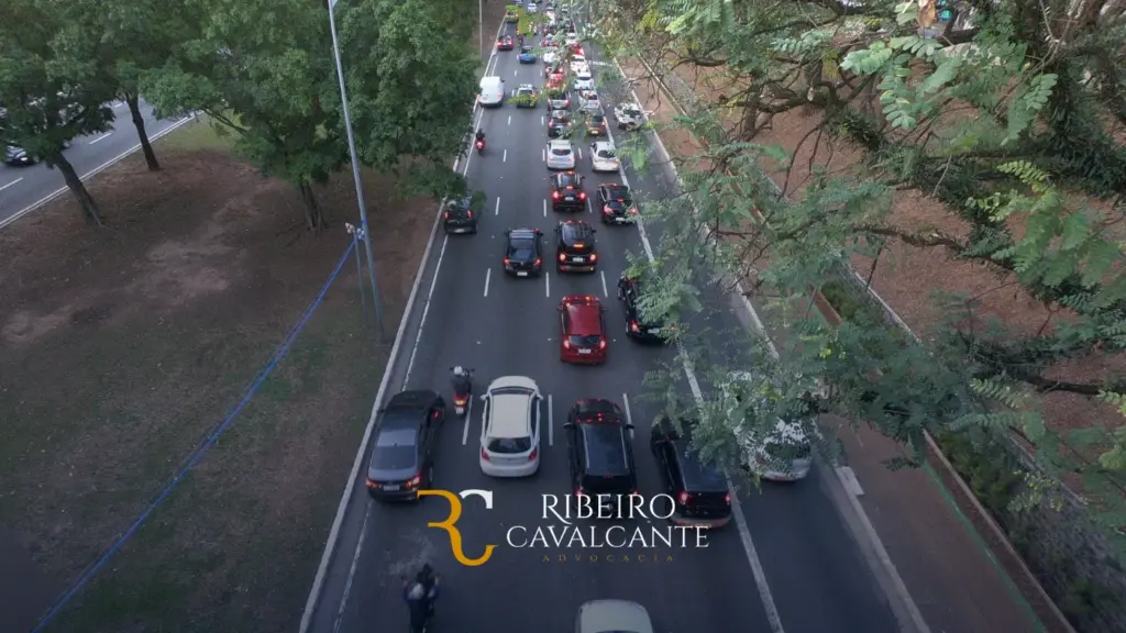 Vista aérea de rua movimentada com carros e árvores