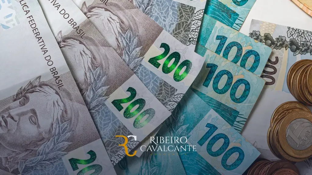 Notas de Reais e moedas brasileiras variadas