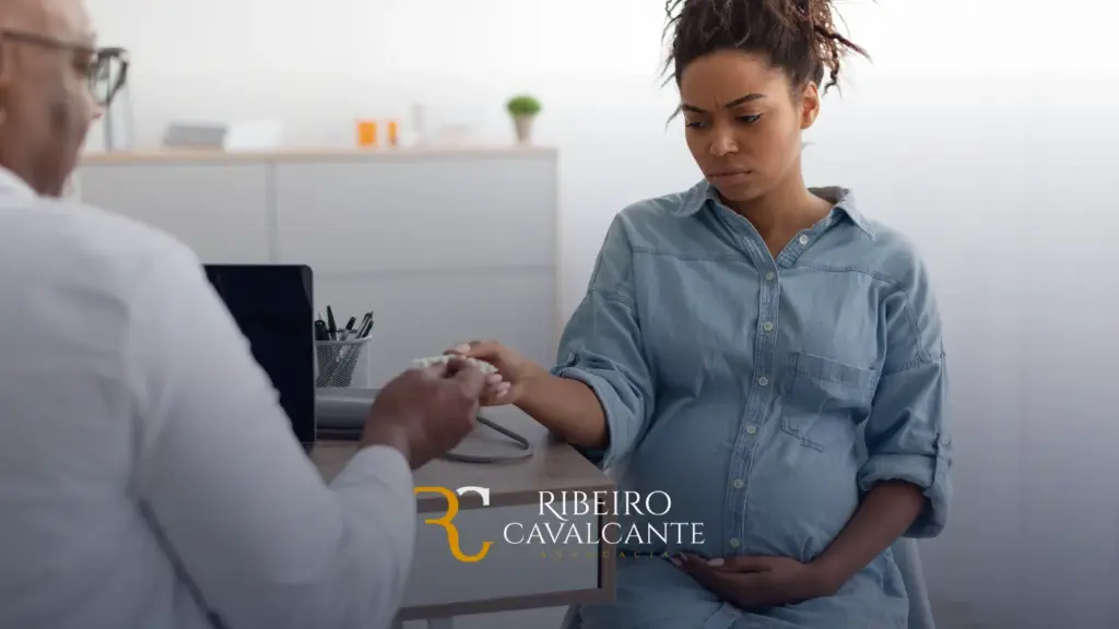 Médico entregando medicamentos a paciente preocupada