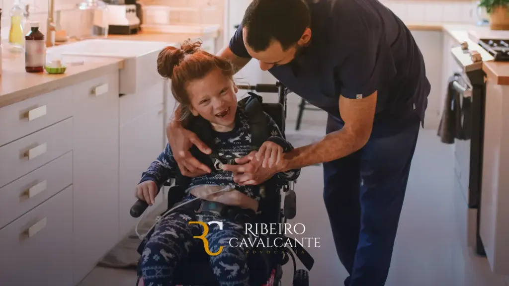 Pai feliz interagindo com filha cadeirante na cozinha